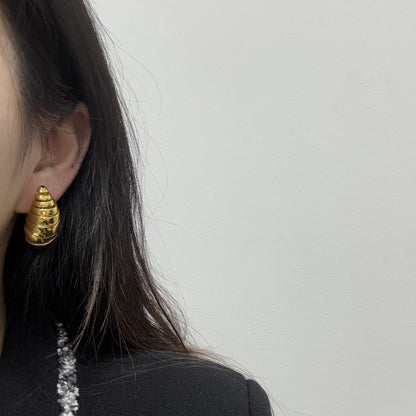 Three-dimensional water drop earrings