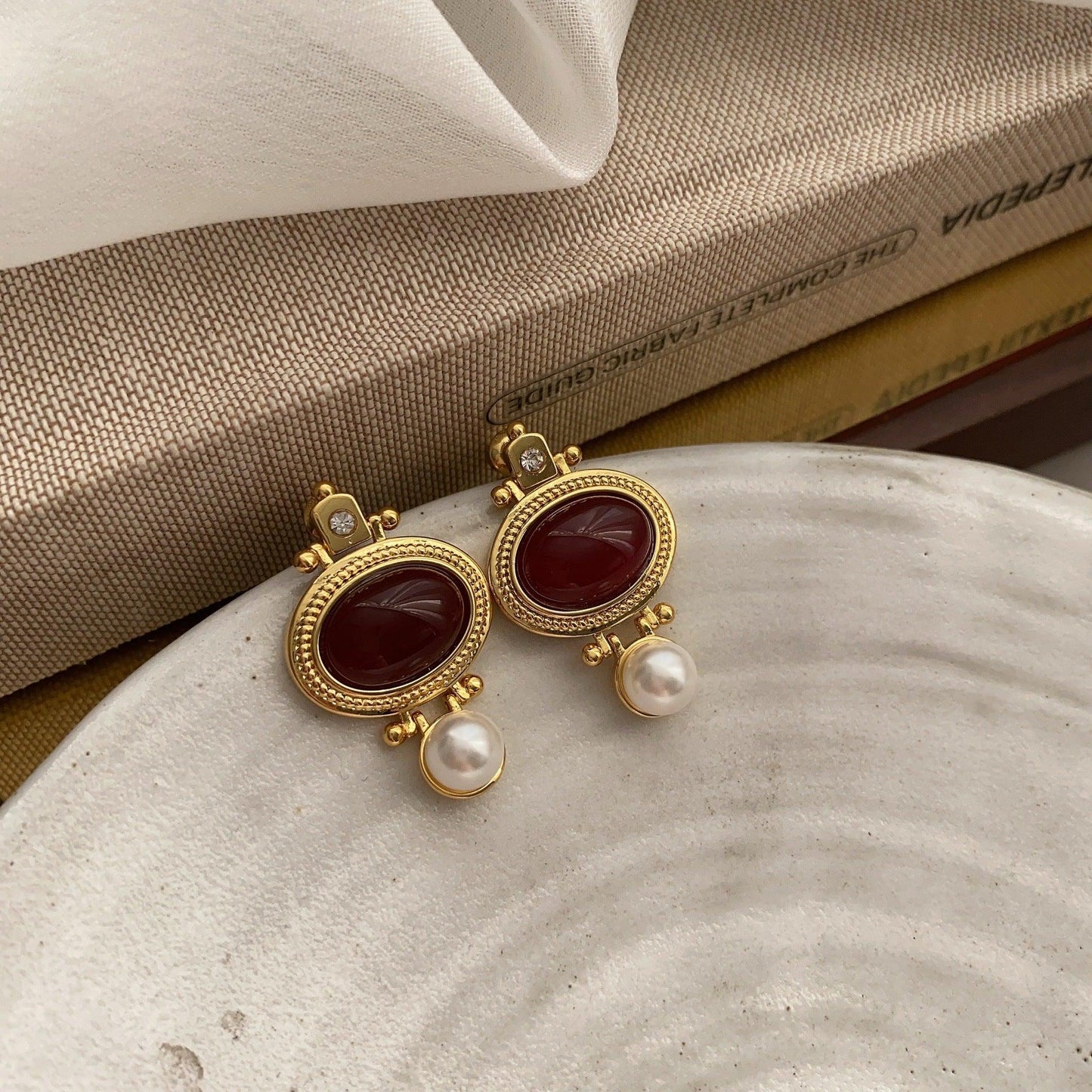 Court style retro agate earrings