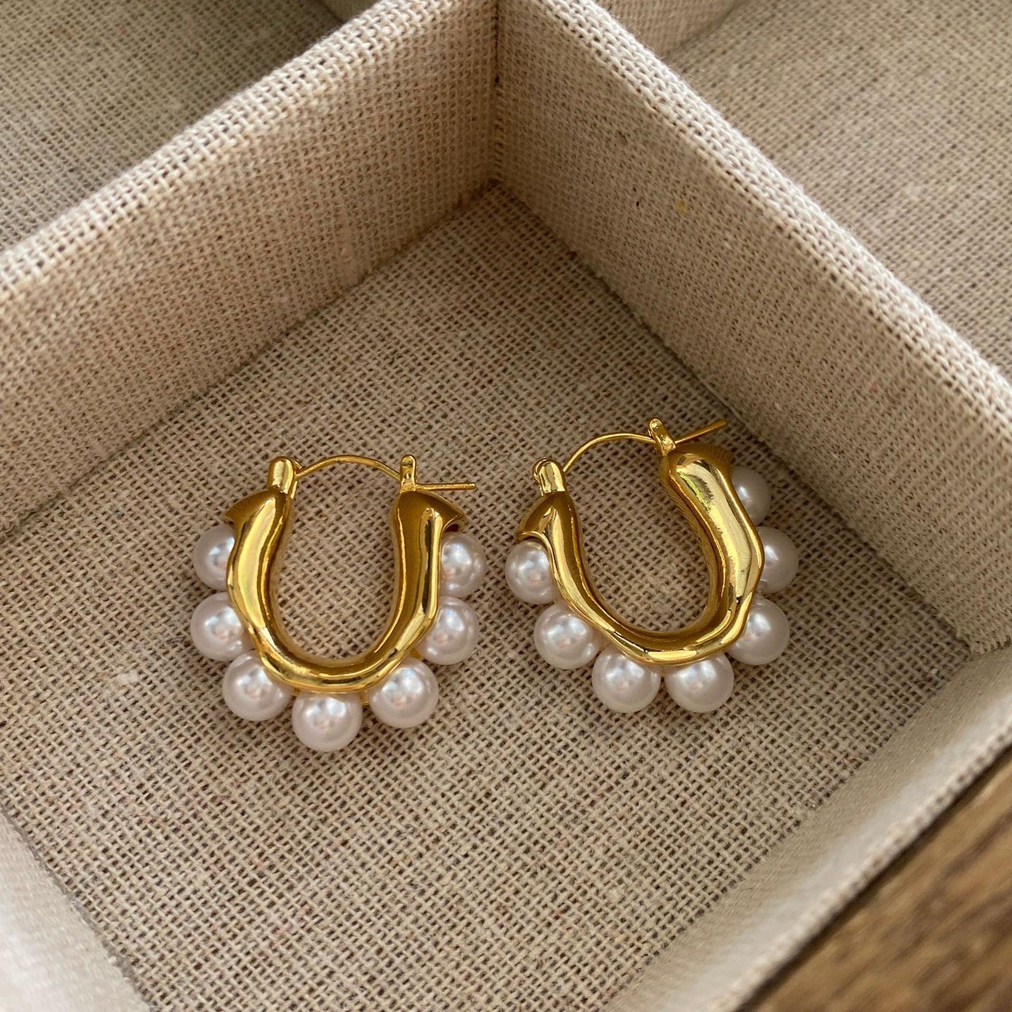 U-shaped pearl earrings