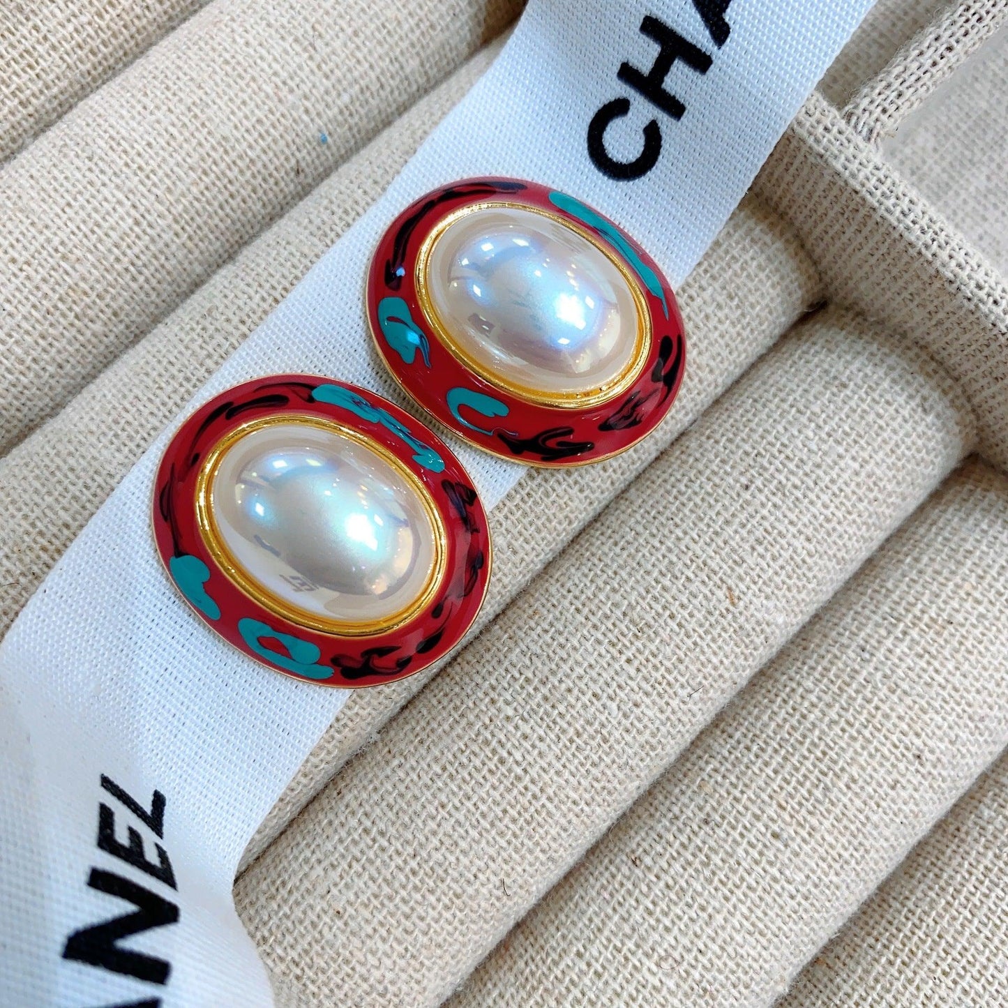 three-dimensional oval stud earrings