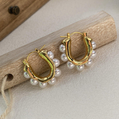 U-shaped pearl earrings