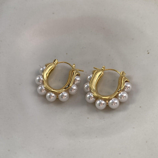 U-shaped pearl earrings