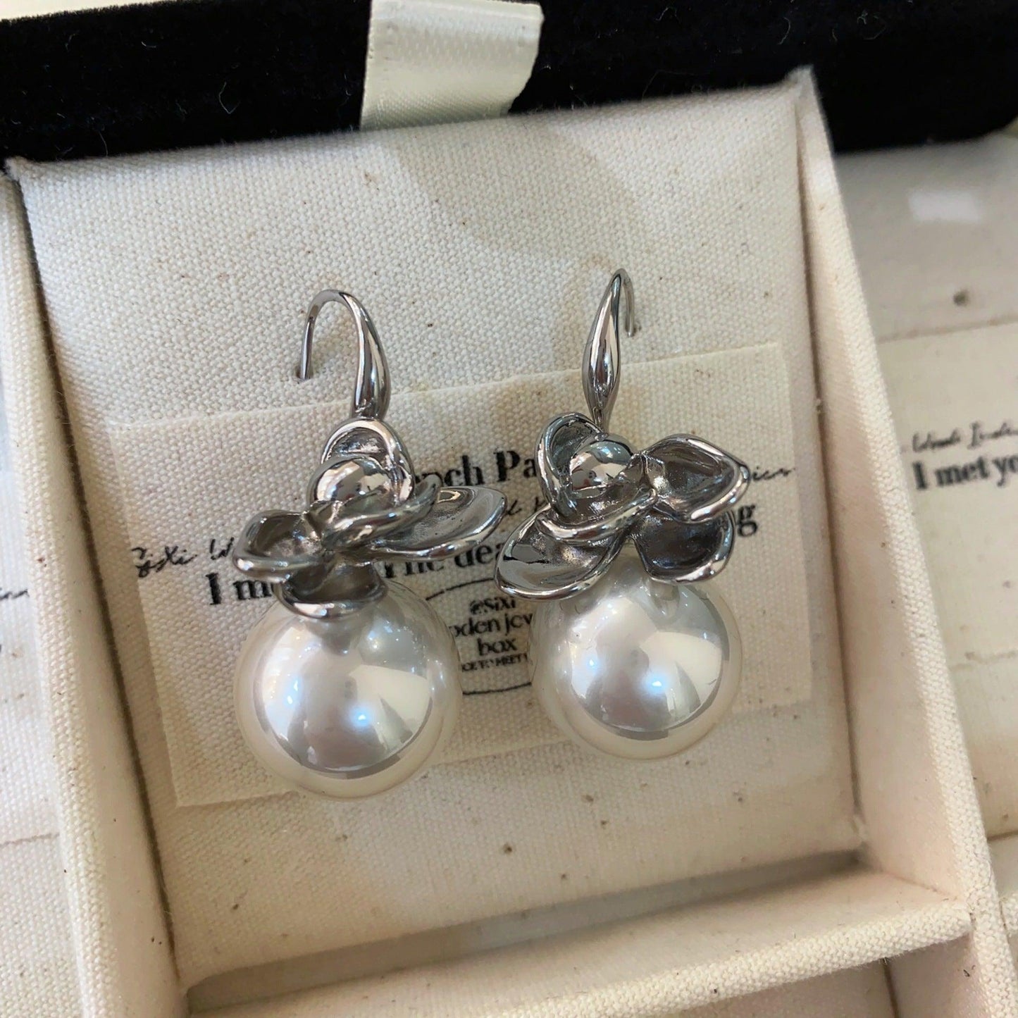 High-end earrings Women's pearl temperament Simple earrings