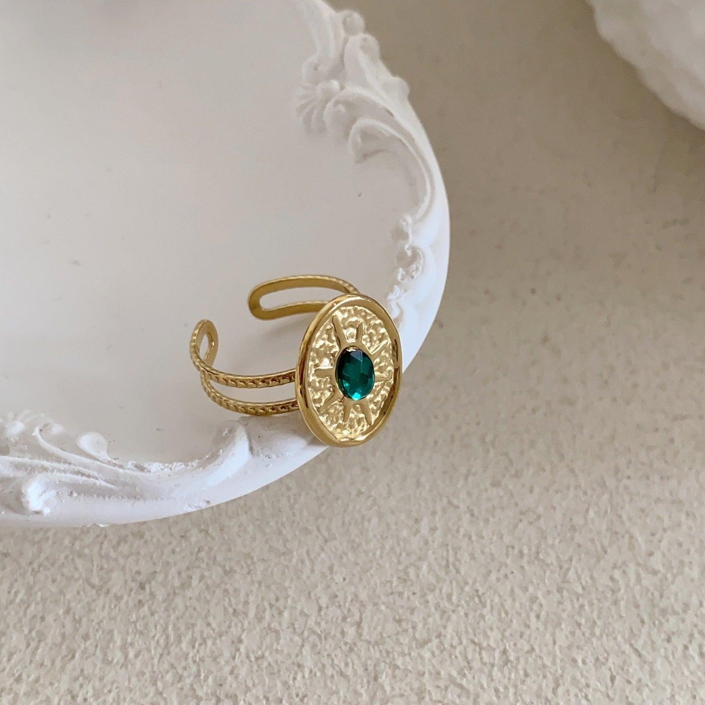 Hand brushed woven gold emerald split ring