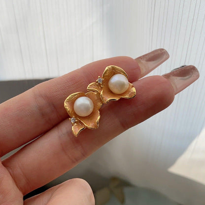 Retro freshwater pearl flower stud earrings