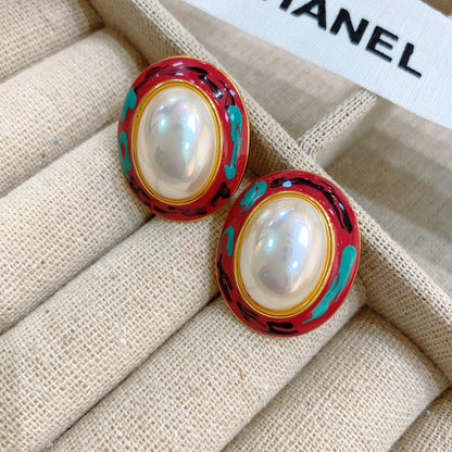 three-dimensional oval stud earrings