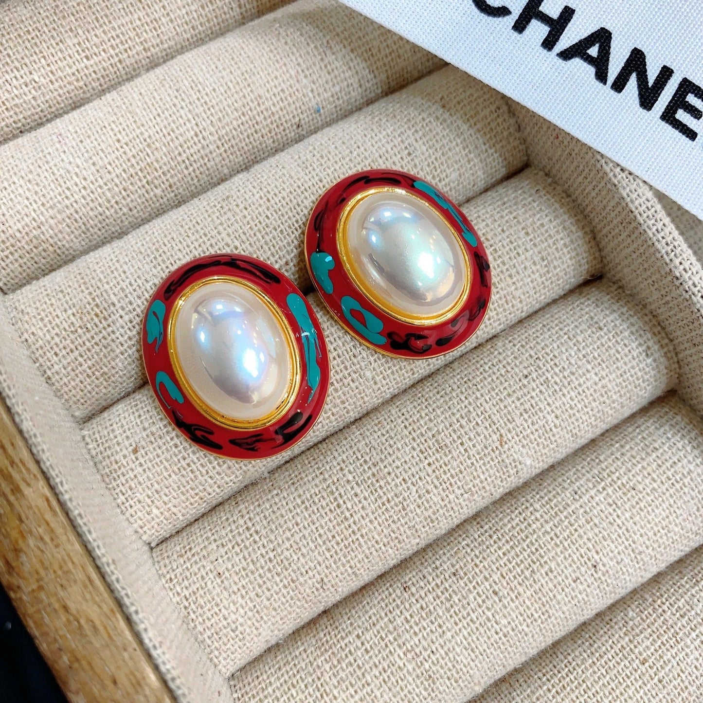 three-dimensional oval stud earrings